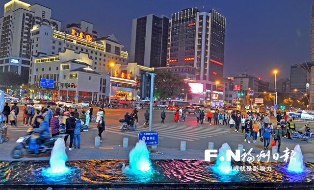 春节假期,东街口商圈人气旺.记者郑帅 摄