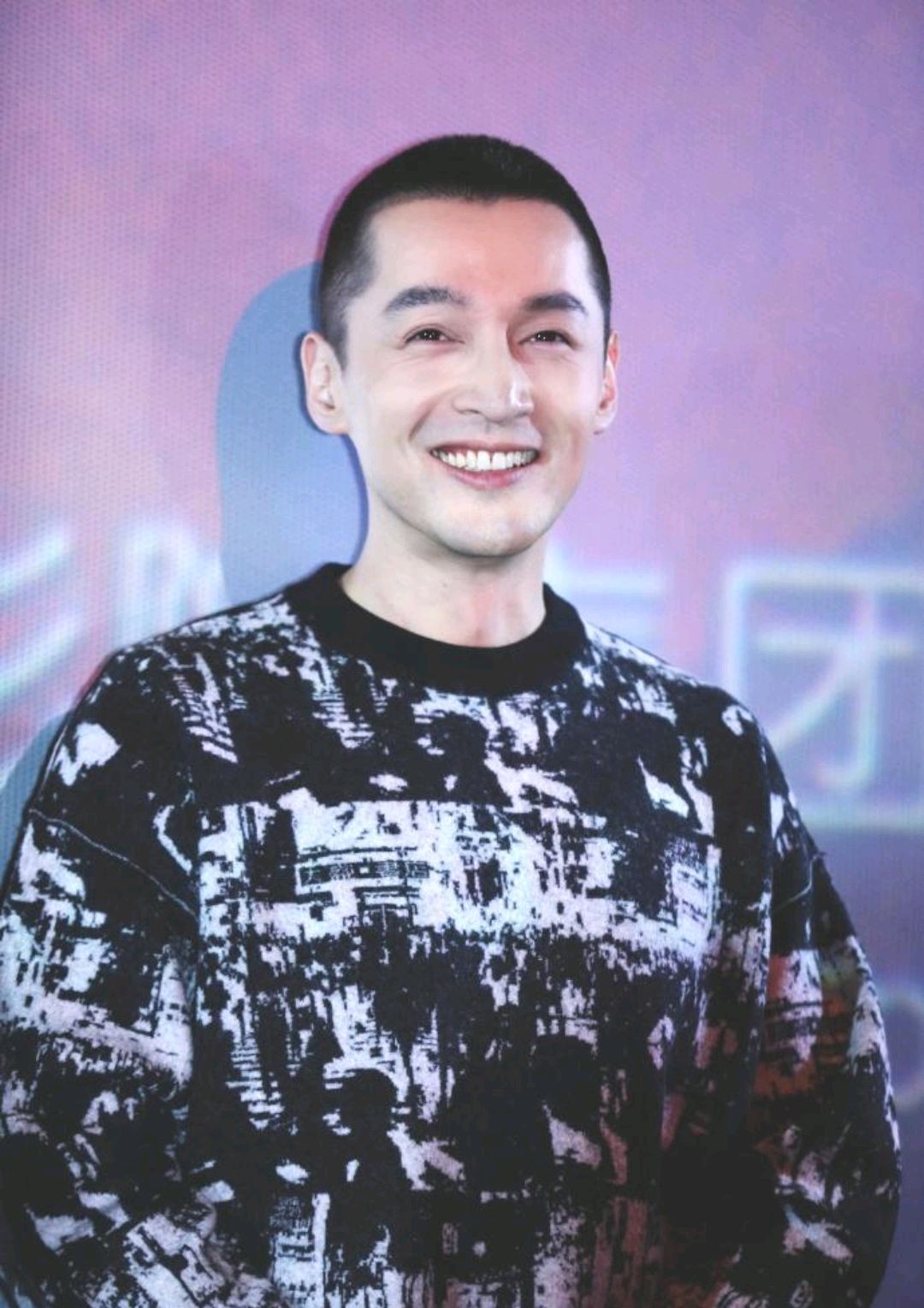 胡歌又帅出新方式了寸头胡歌《南方车站的聚会》映后票房小议
