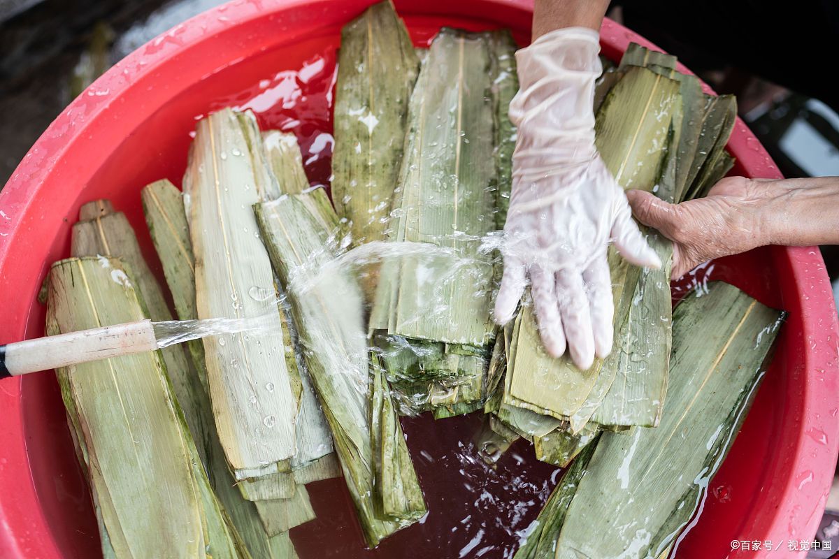 燒草木灰做枕頭粑粑粽子,一款湖南寧遠特有的傳統美食