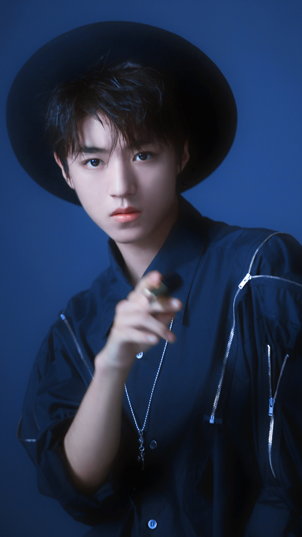 王王俊凯穿黑衣戴礼帽,是个帅气暗黑精灵了_p5,图片cr.