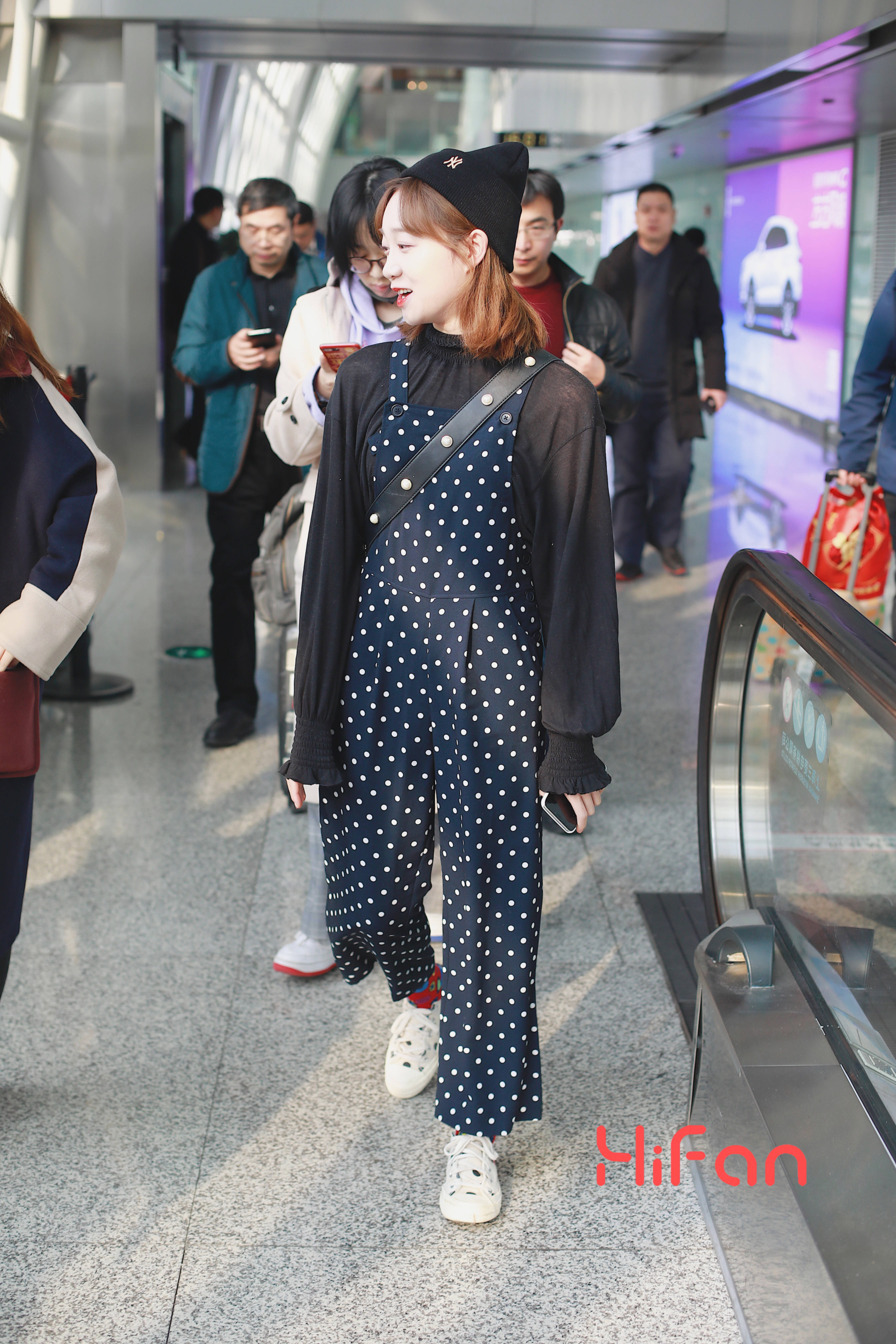 李子璇穿黑衣搭配黑白波点背带裤现身机场,皮肤白皙笑容灿烂