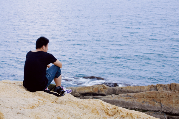 海边男生 孤独图片