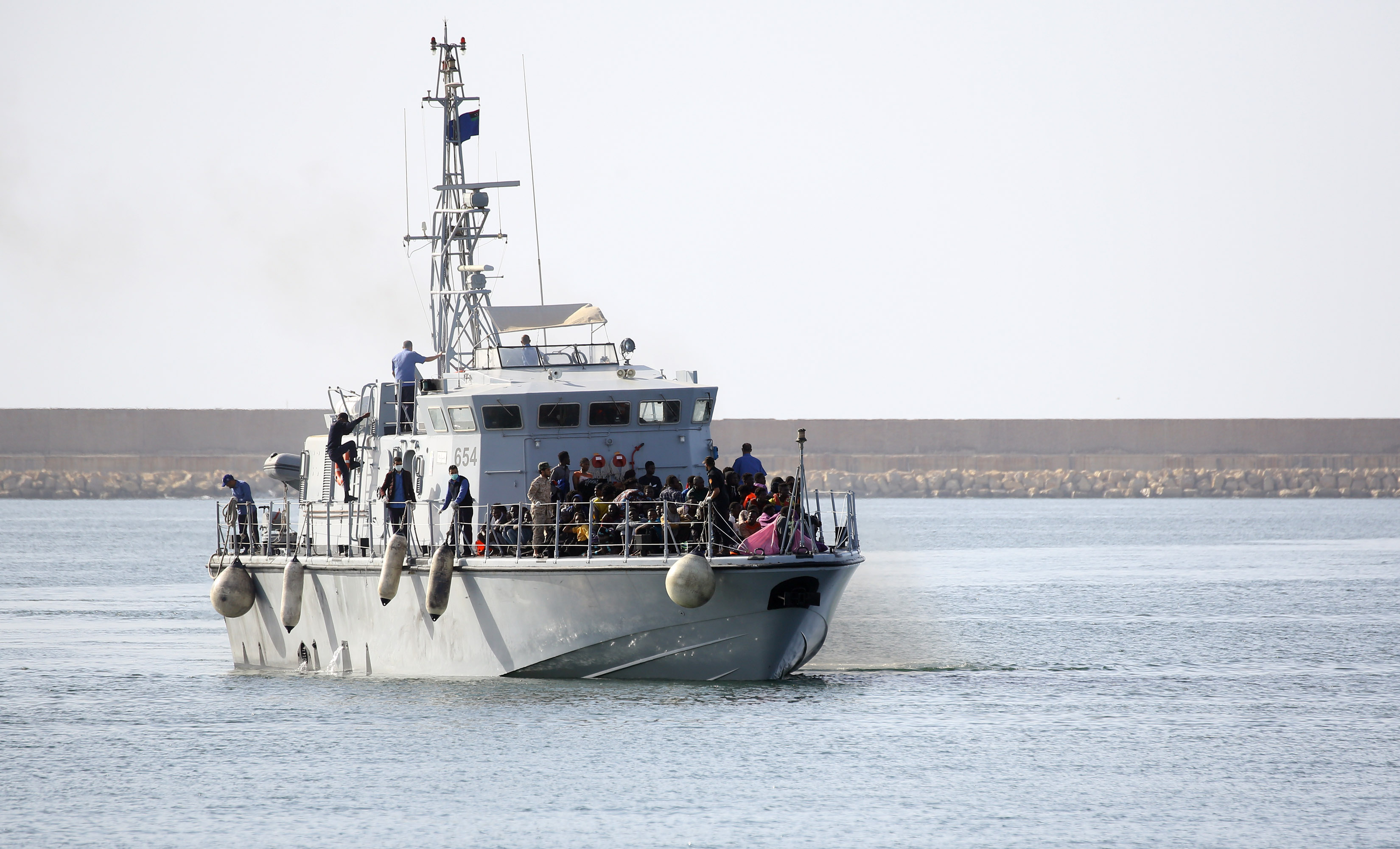 利比亚海军救起300多名偷渡者(5)