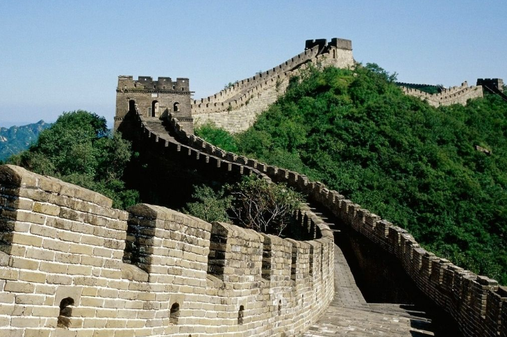 南长城有7处敌楼,游客相对较少,北长城有12处敌楼,比较难爬.