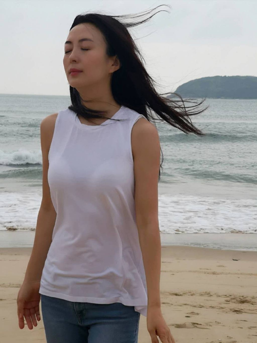 "不老女神"杨童舒一袭蕾丝长裙配长发,温婉甜美!44岁美回24岁
