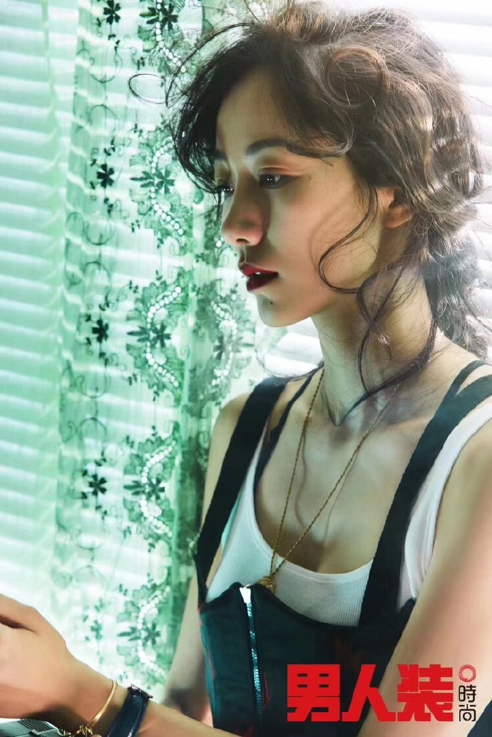 韩雪《男人装》封面大片曝光,化身女特工 演绎多重可能