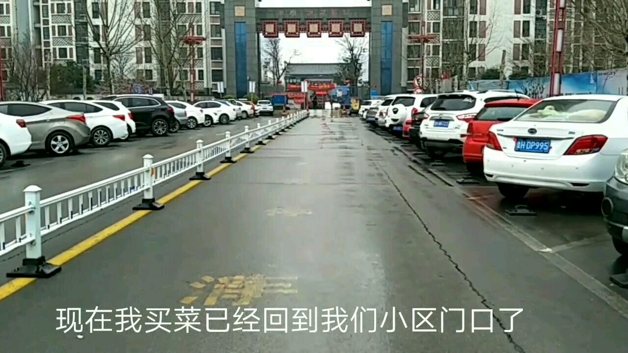 妈妈冒雨买回的啥,宝宝吃出了表情包,爸爸的样子更搞笑