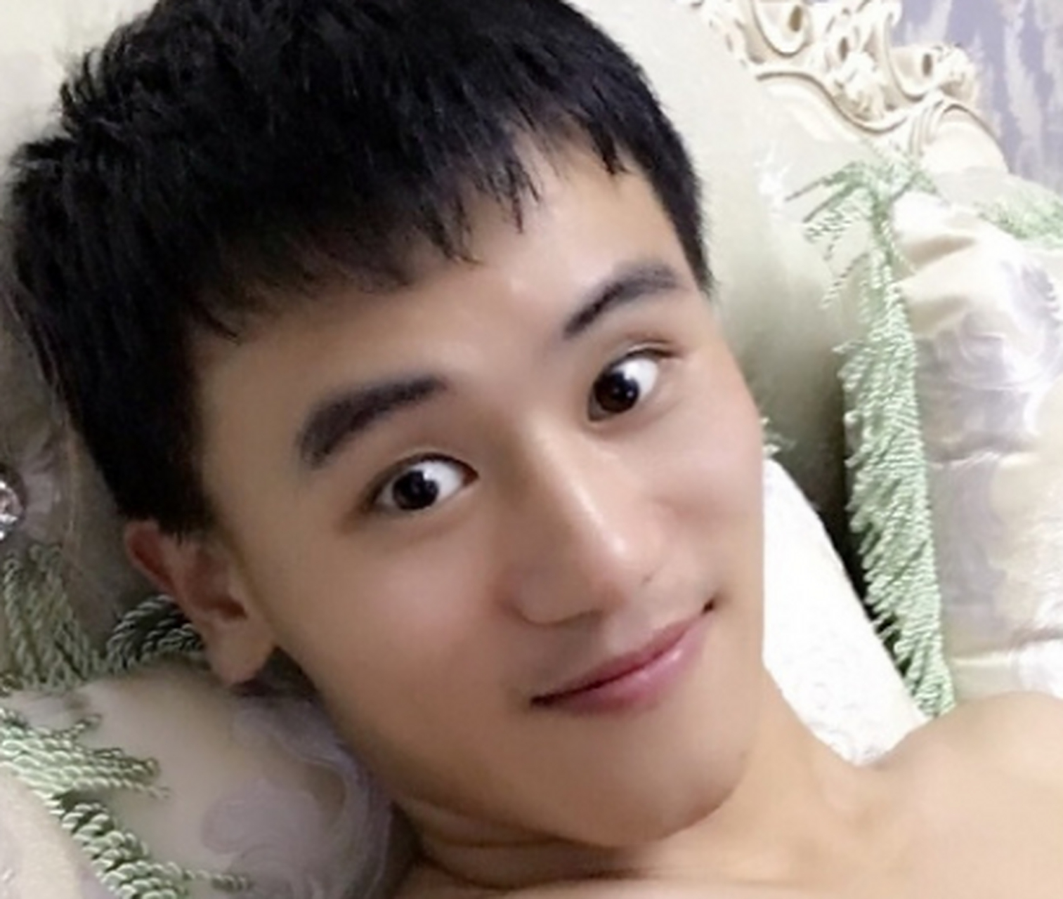 面相鼻如截筒,年寿鼻准丰隆饱满,主家境好,六亲和睦,有祖业可靠,配合