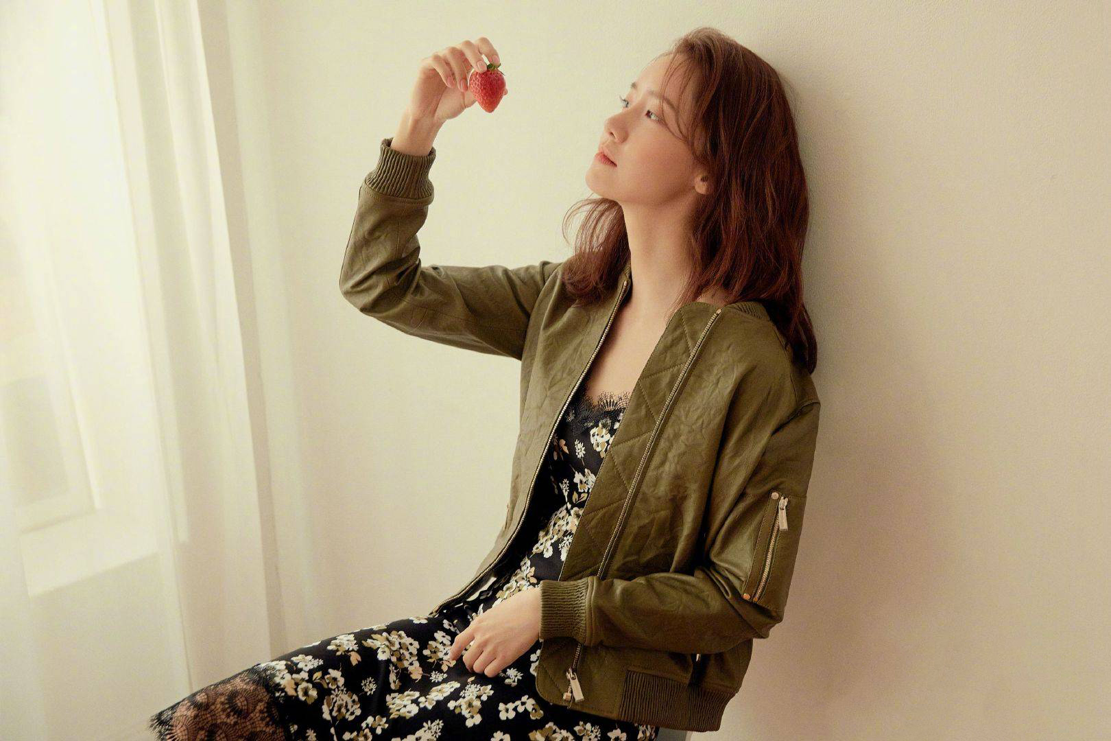 林允儿教科书式春日穿搭,一袭粉色碎花裙配长发超仙,美到骨子里