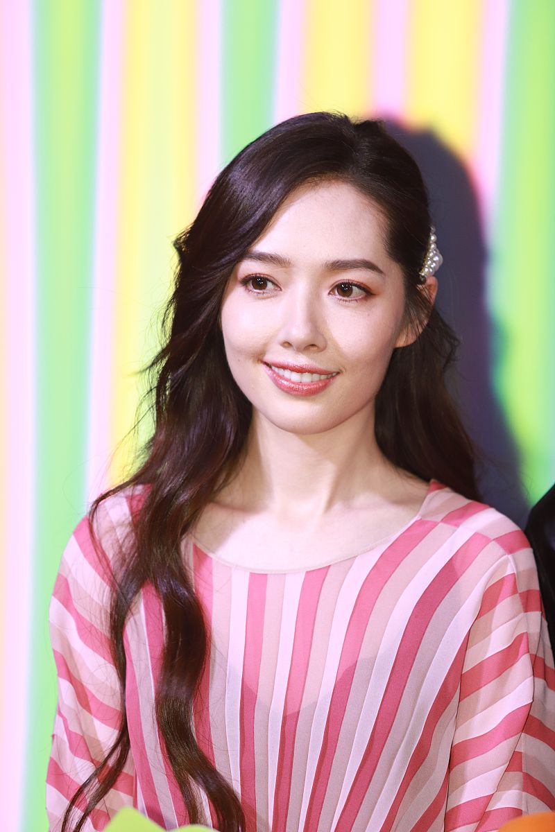 郭碧婷,向佐:郭碧婷粉色系百褶裙甜美迷人 向佐dior短靴硬朗帅气