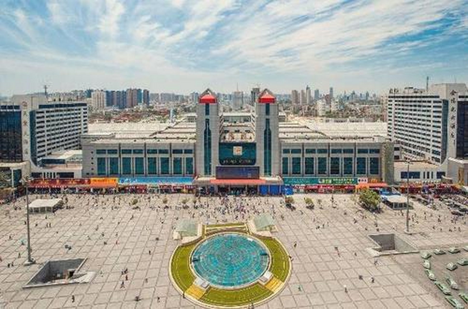 郑州火车站扼守国家中部中原腹地,位于河南省郑州市二七区,是中国铁路