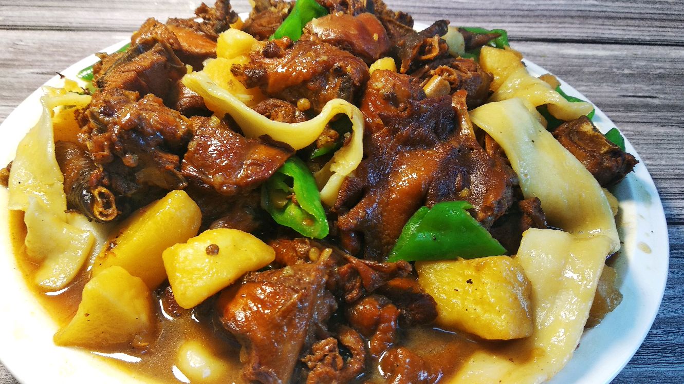 这才是新疆大盘鸡的正确做法,不加一滴酱油,色泽红亮,麻辣鲜香