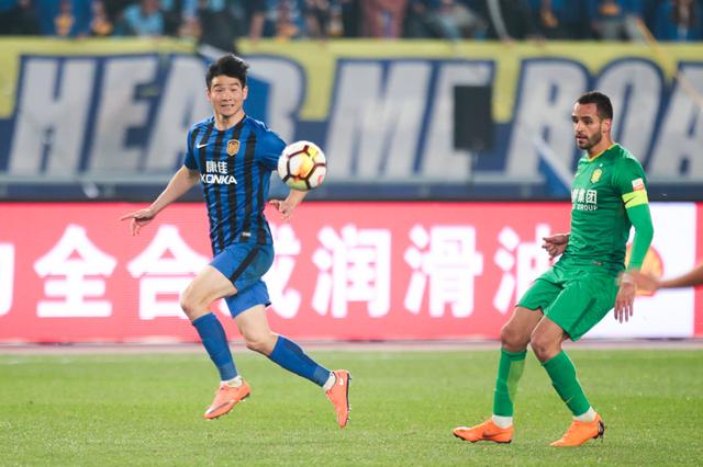 江苏苏宁对北京国安,吉翔任意球直接破门,两队进场大战一触即发