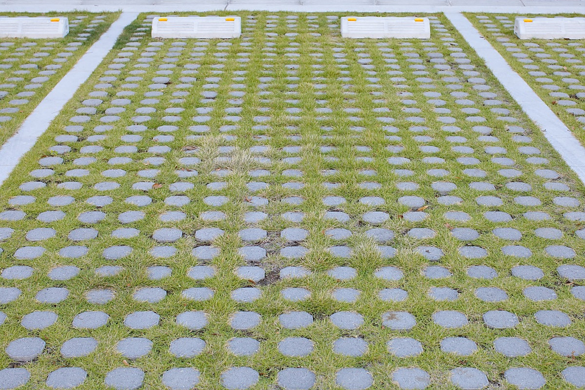 生态停车场采用环保,可持续,可再生的铺装材料,如植草板,陶粒,砂石