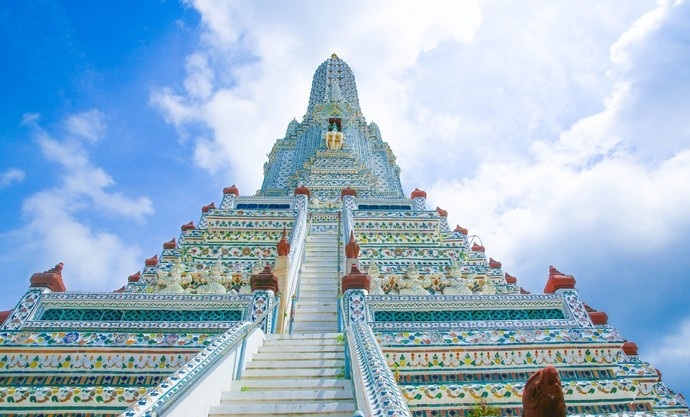 游览瑰丽壮观的黎明寺,同时还能欣赏湄南河岸的风光