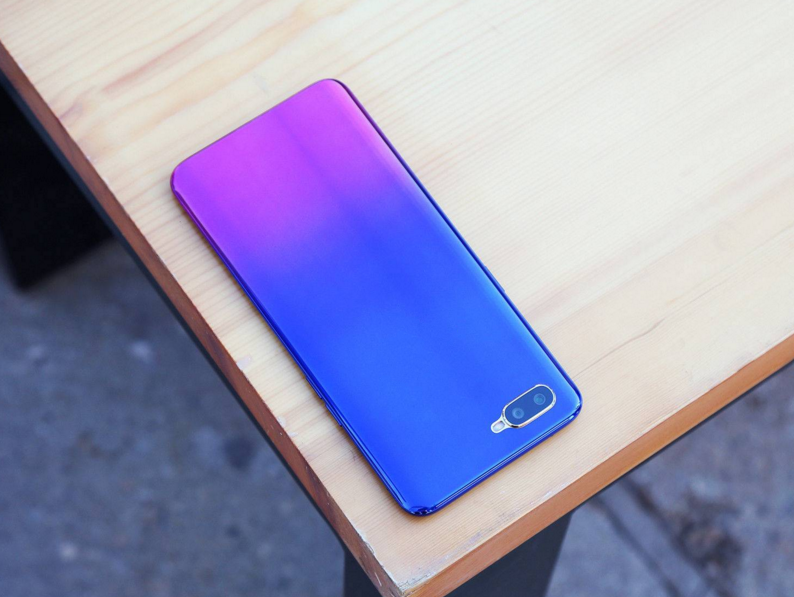 这款旗舰机就是糖果s20,糖果s20采用了时下比较流行的刘海屏,屏幕大小