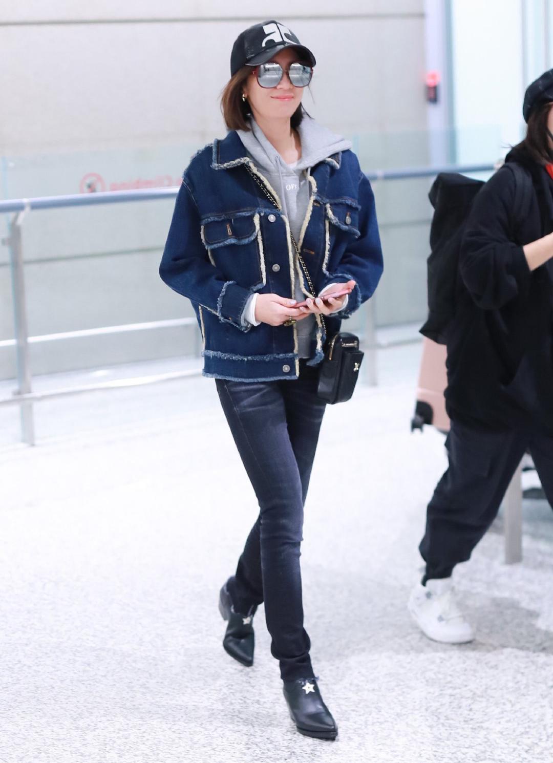 45岁贾静雯也难道身材发福,v连衣裙性感知性,难掩粗壮麒麟臂