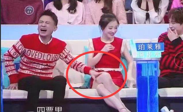 冯提莫上综艺节目被摸大腿,表情尴尬无奈只能一笑了之