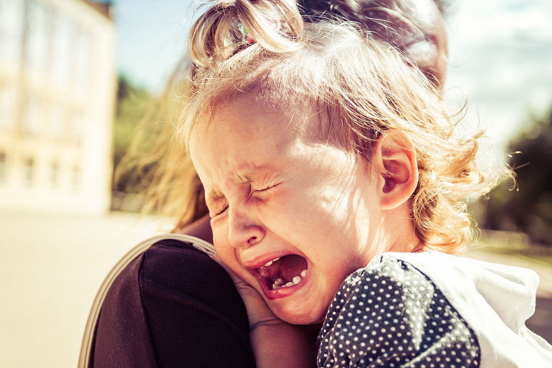 宝宝哭闹的原因包括表达需求,情感和对外界反应敏感.