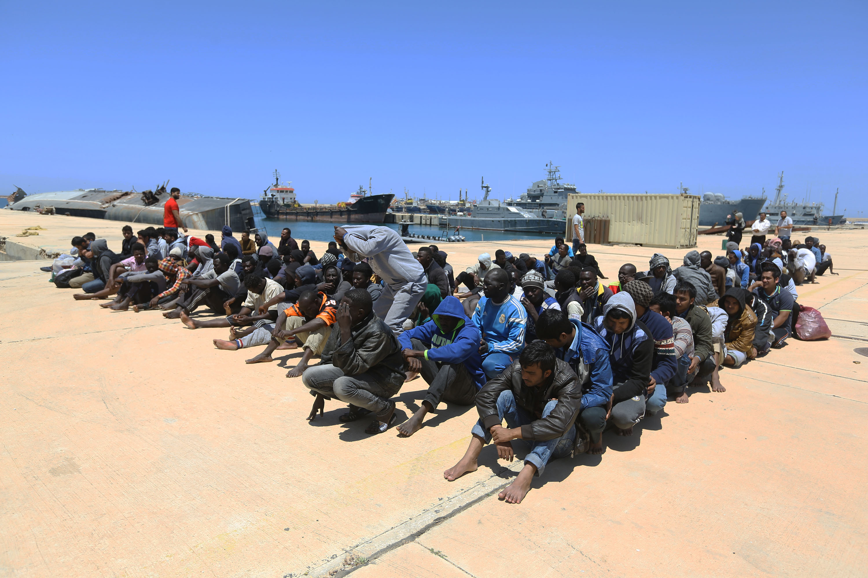 利比亚海军救起260名非法移民(1)