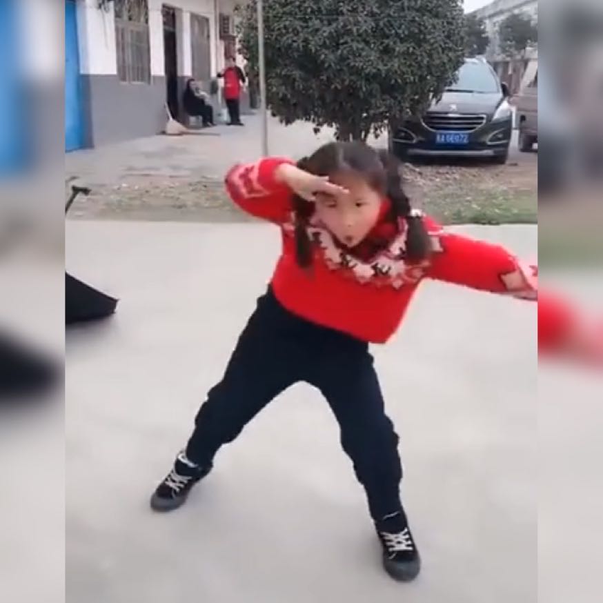 萌娃跟随音乐"翩翩起舞"的样子引网友忍俊不禁:广场舞领头老大