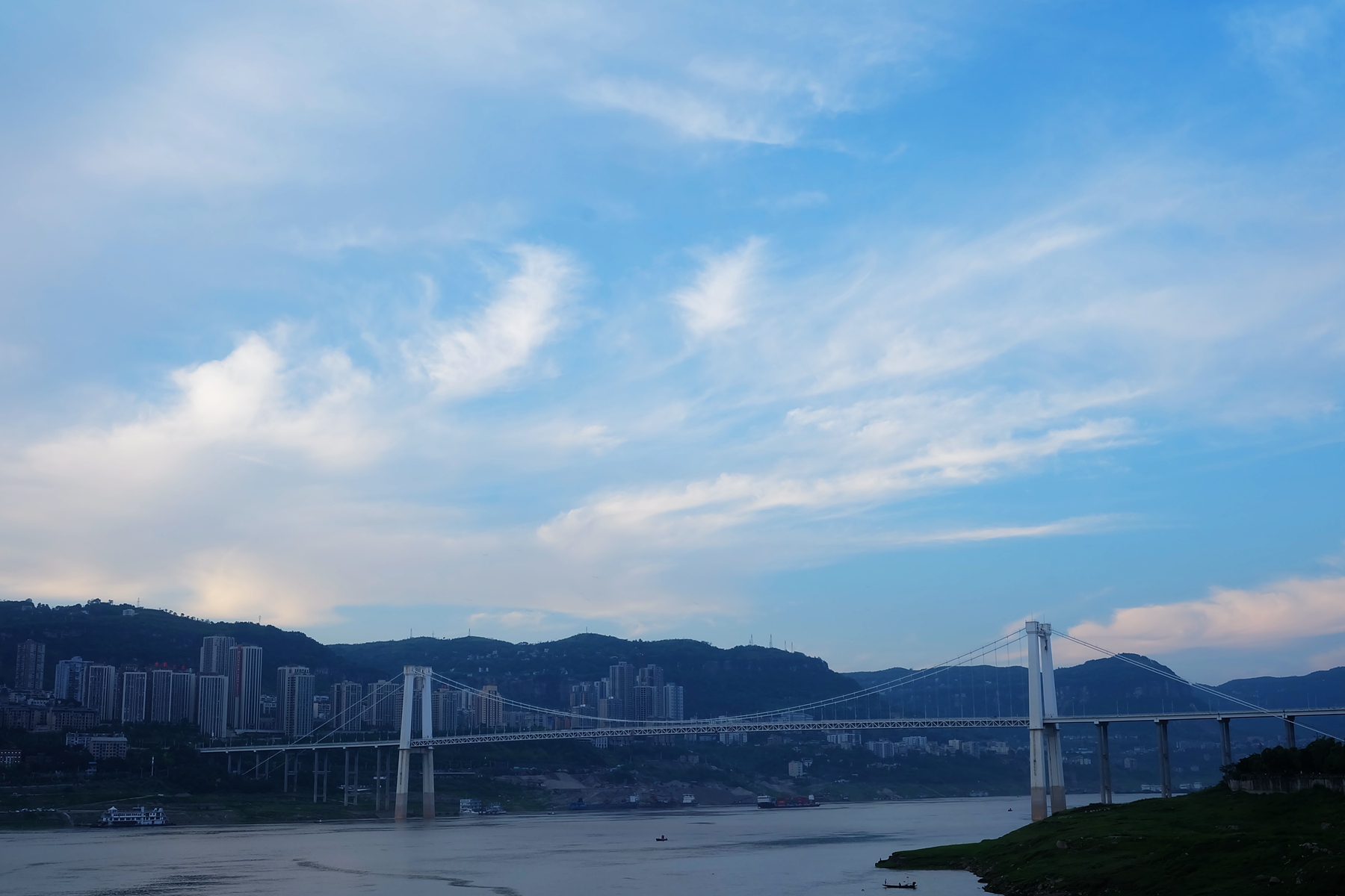 风景图集:万州城市风光,璀璨夜色迷离灯光,轮船穿门而过!