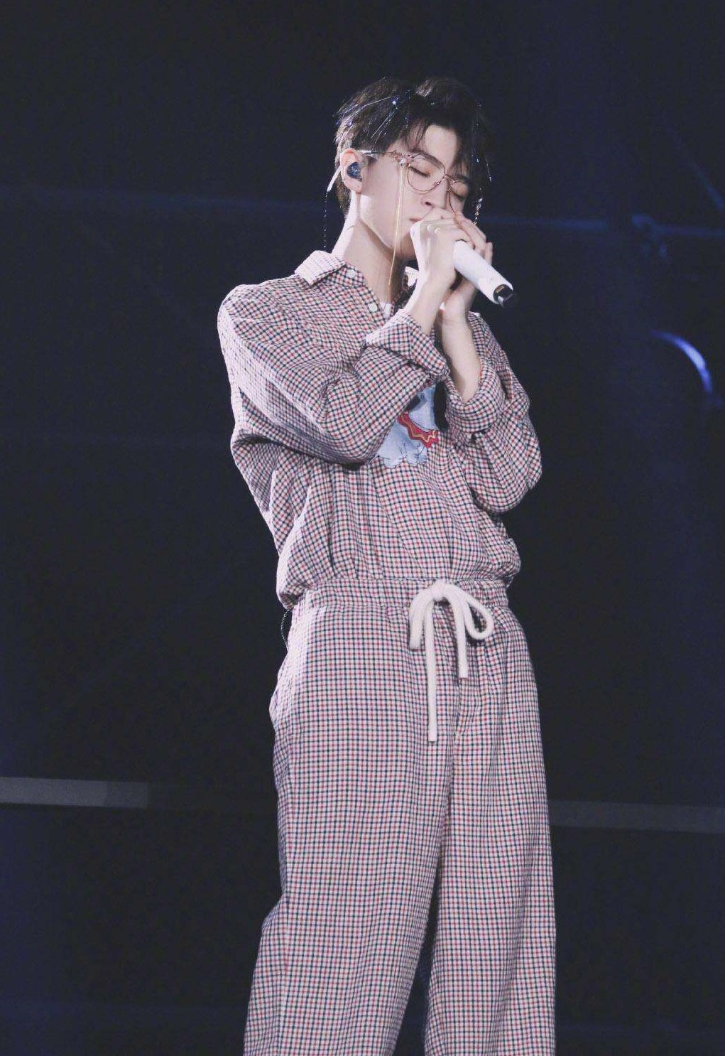 王俊凯在片场抽烟被偷拍?网友:都是角度问题惹的祸