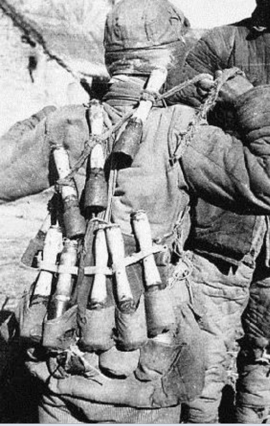 罕见的八路军老照片,图5彭总在指挥战斗,图10挂满手榴弹的士兵