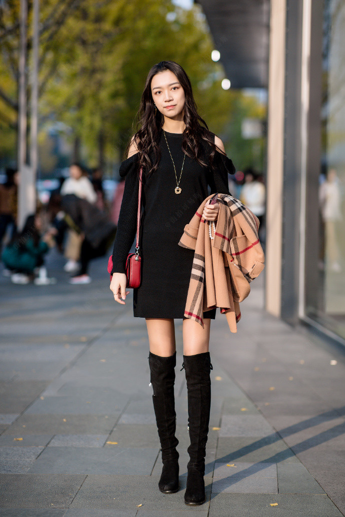 街拍:长筒靴穿搭,别再羡慕别人的大长腿了,你也一样可以拥有