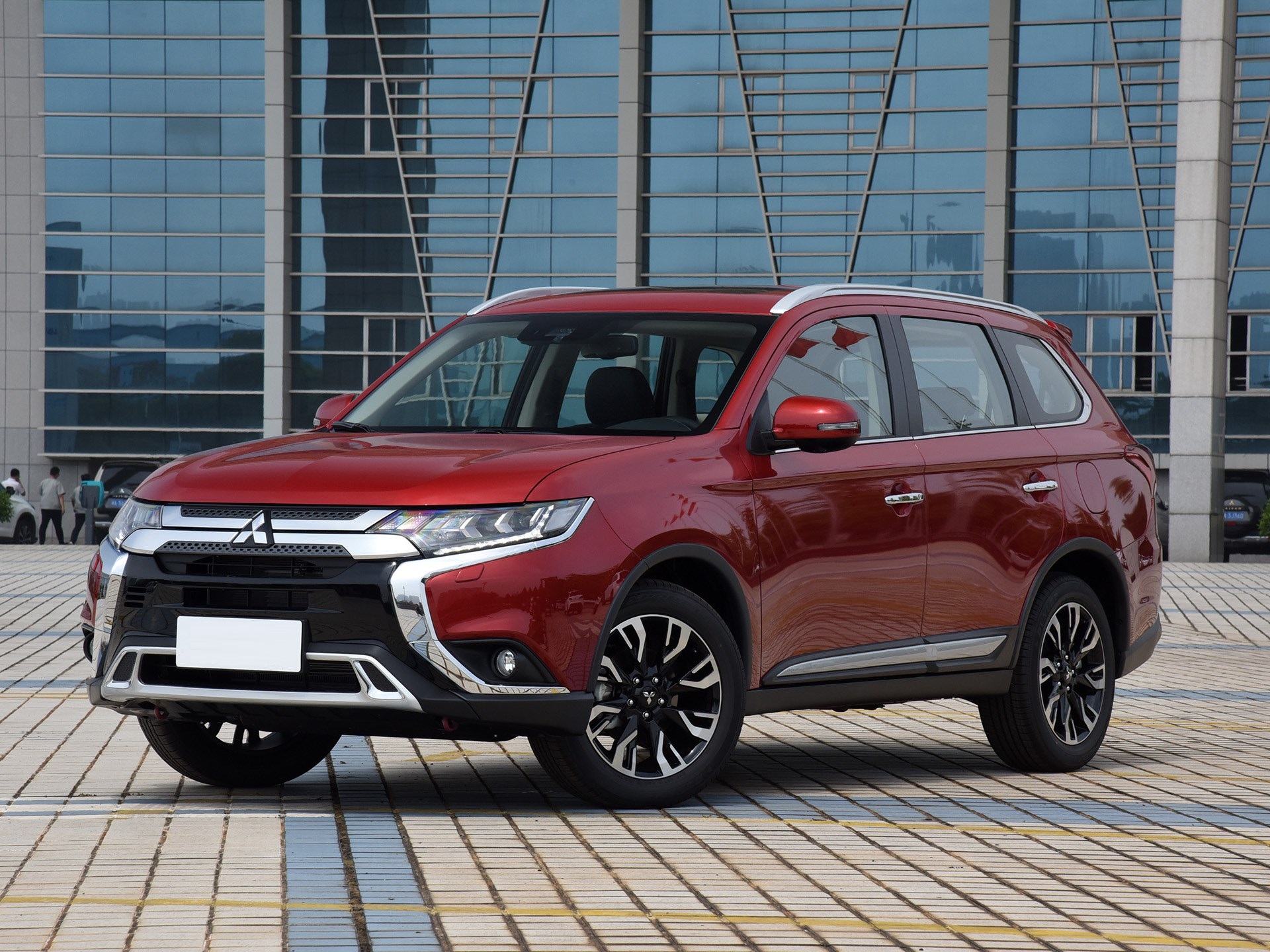 三菱最火七座suv改款,无奈只改中网,土内饰依旧保留,没诚意