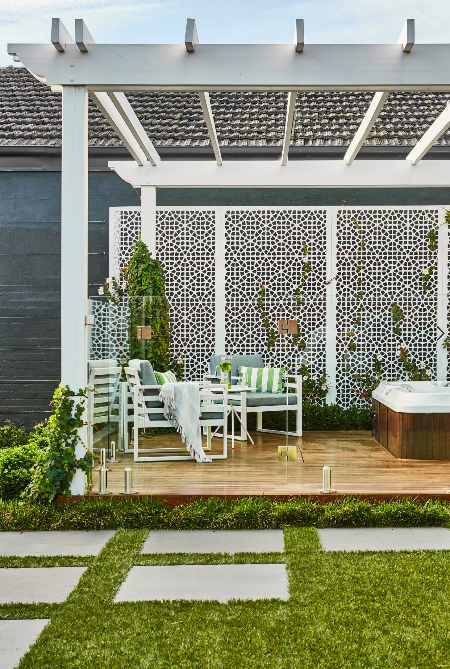 有雕花廊架和黑色防腐木围墙的庭院,防水防晒的落地庭院