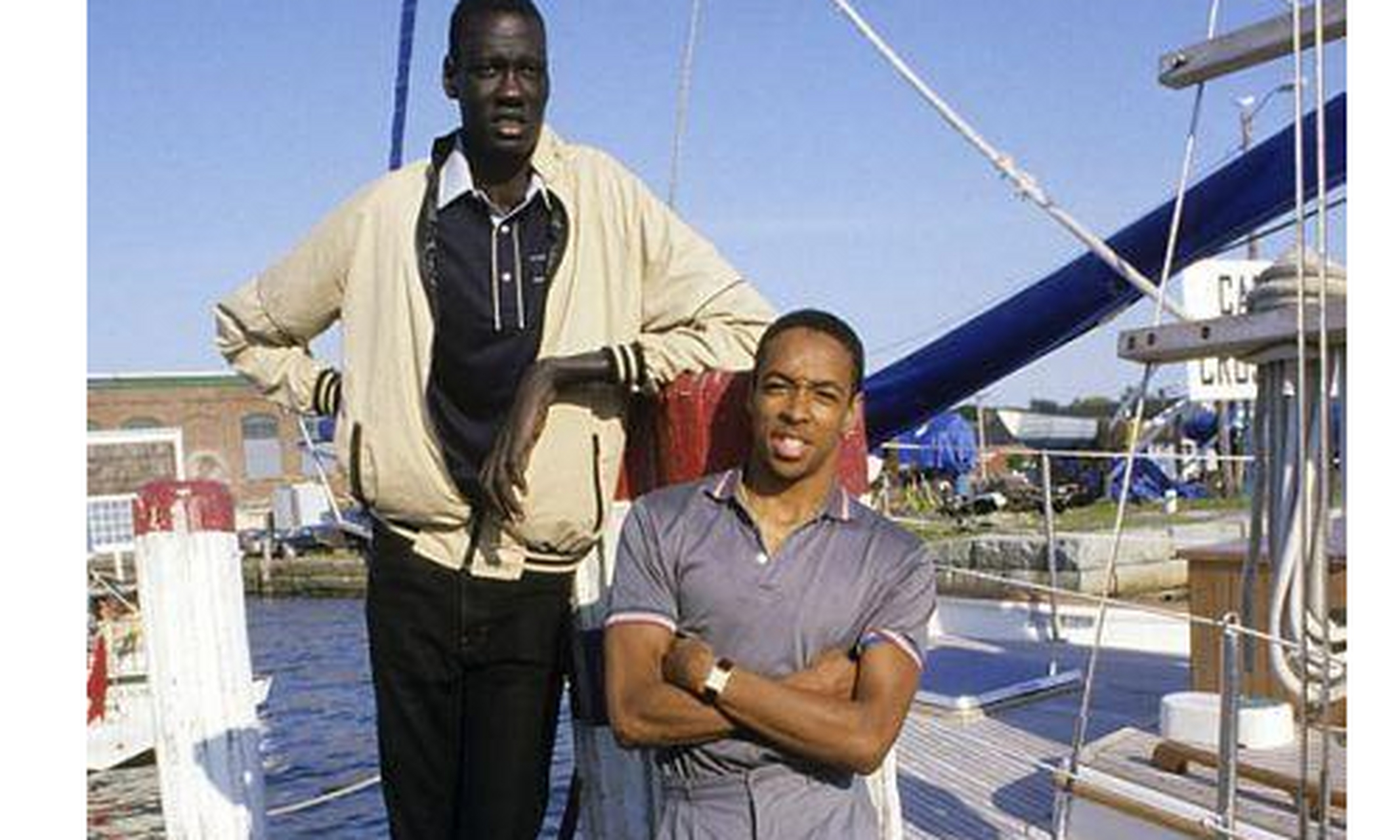 马努特波尔的官方身高是2米31,哪怕是站在奥尼尔身边都能显得他的与众