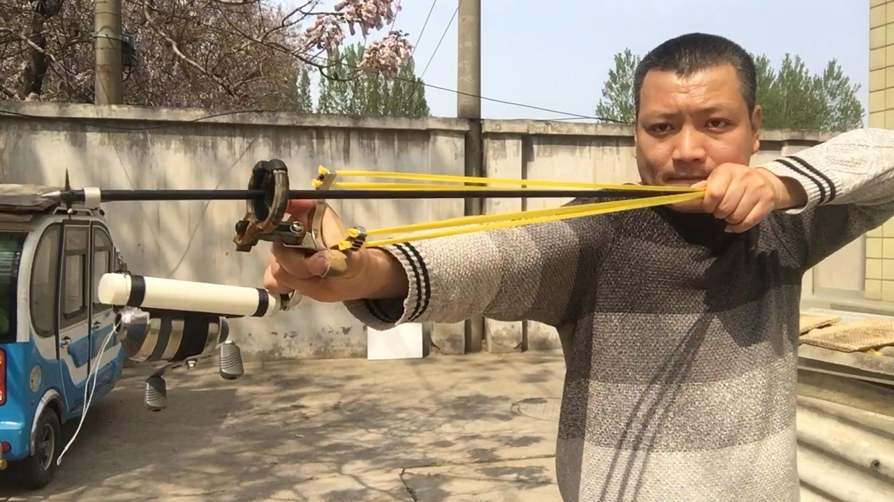 小伙制作的射鱼弹弓,不是内行看不懂,赶紧做一个