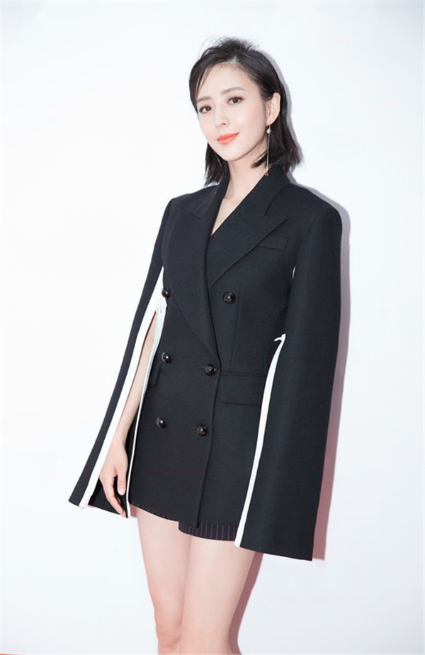 佟丽娅小姐姐这身西装短裤真是帅气,妥妥的圈粉无数