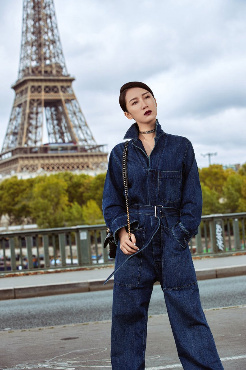 李念街拍这pose太飒了~工装风连体裤衬托出身材纤瘦,链条包包更是气场
