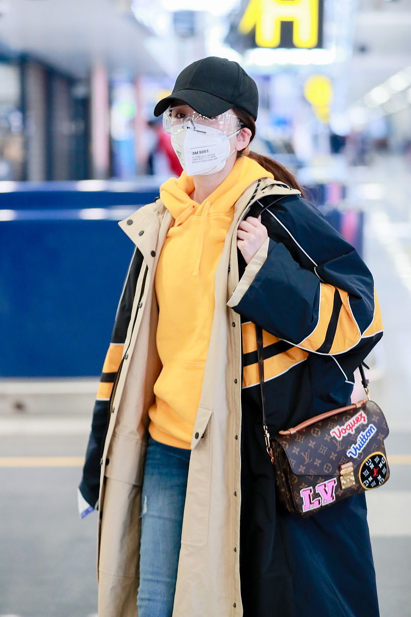 2020年4月2日,北京,娄艺潇机场街拍.