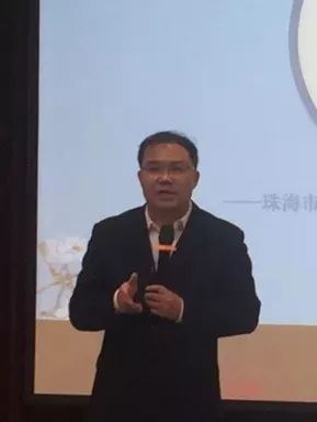 张锦荣