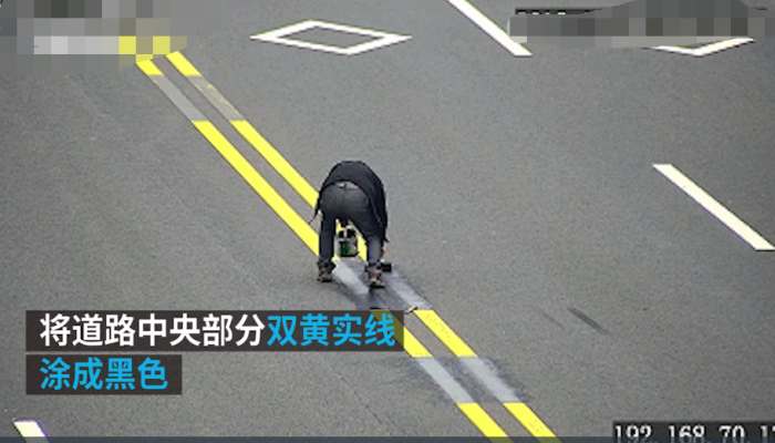 饭店员工涂改道路双黄线,只因双黄实线不许掉头影响饭店生意!