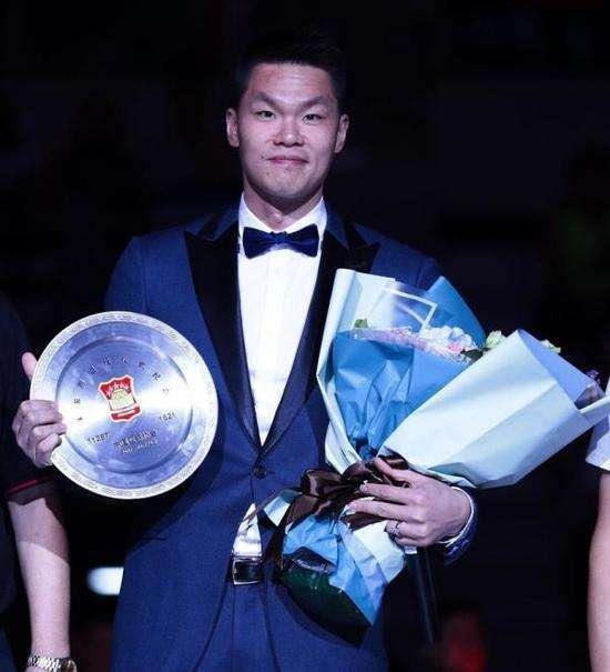 朱芳雨现状:身任宏远总经理,现任是富二代,前妻越来越
