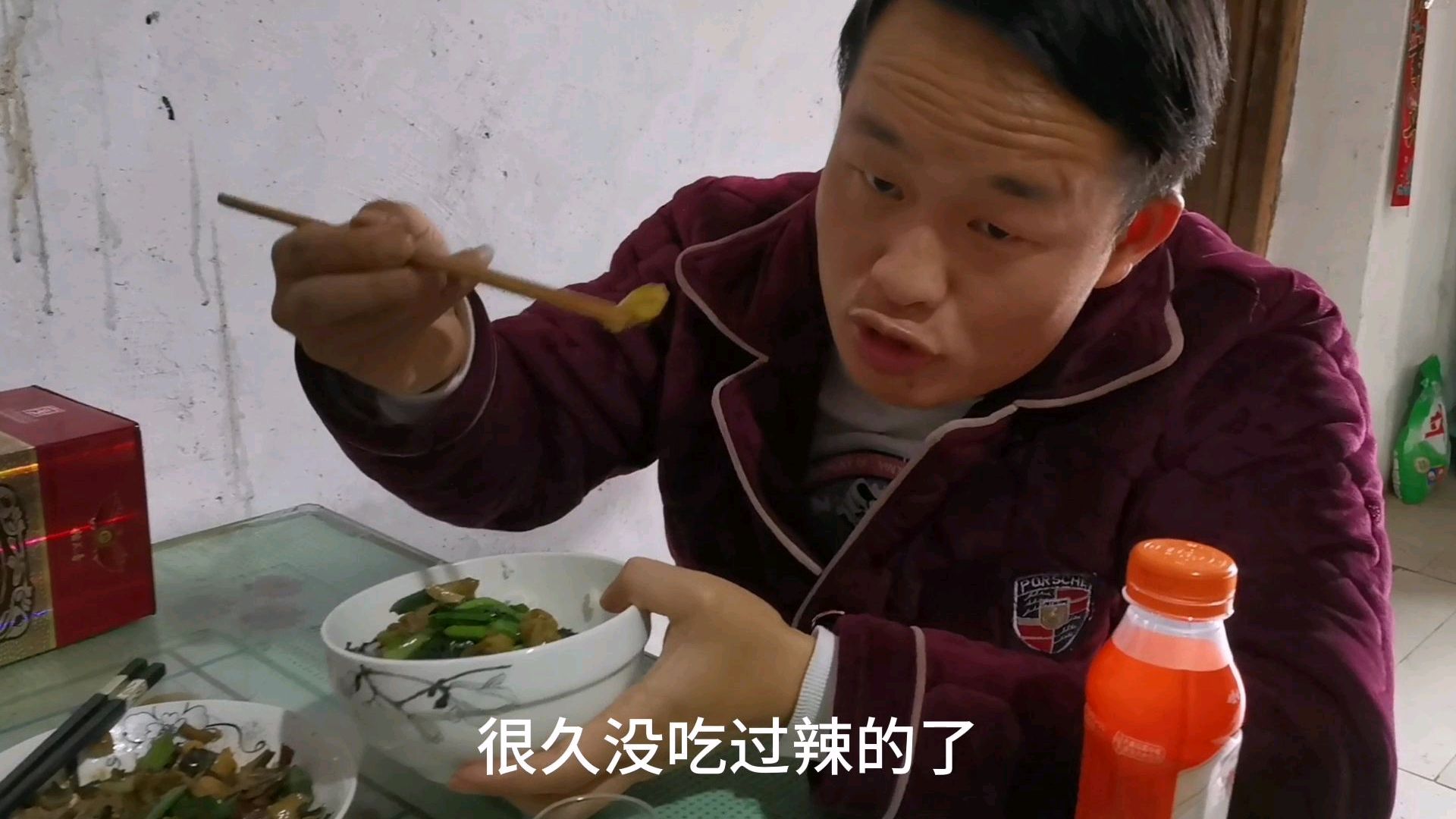 泡椒炒鸡杂,鸡炖汤,太过瘾了,而且还很下饭,丈母娘辣得受不了