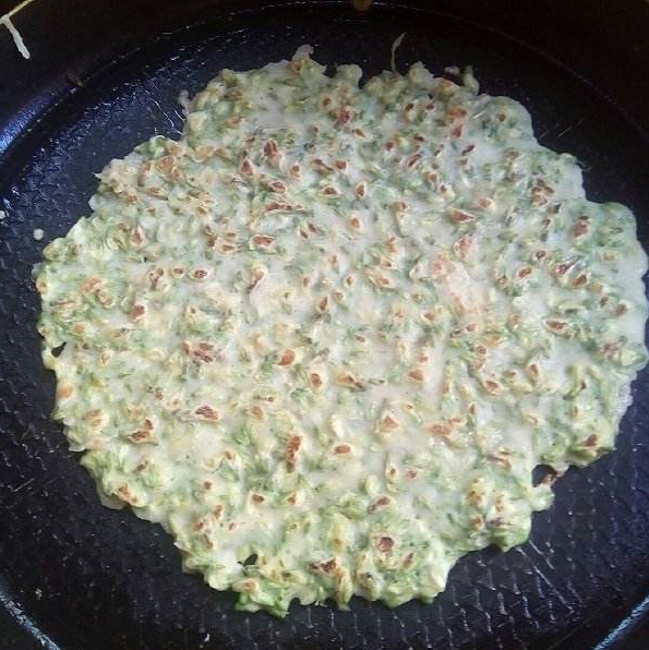 杨槐树花饼怎么做 杨槐树花饼做法 杨槐树花鸡蛋饼这样做超好吃哦