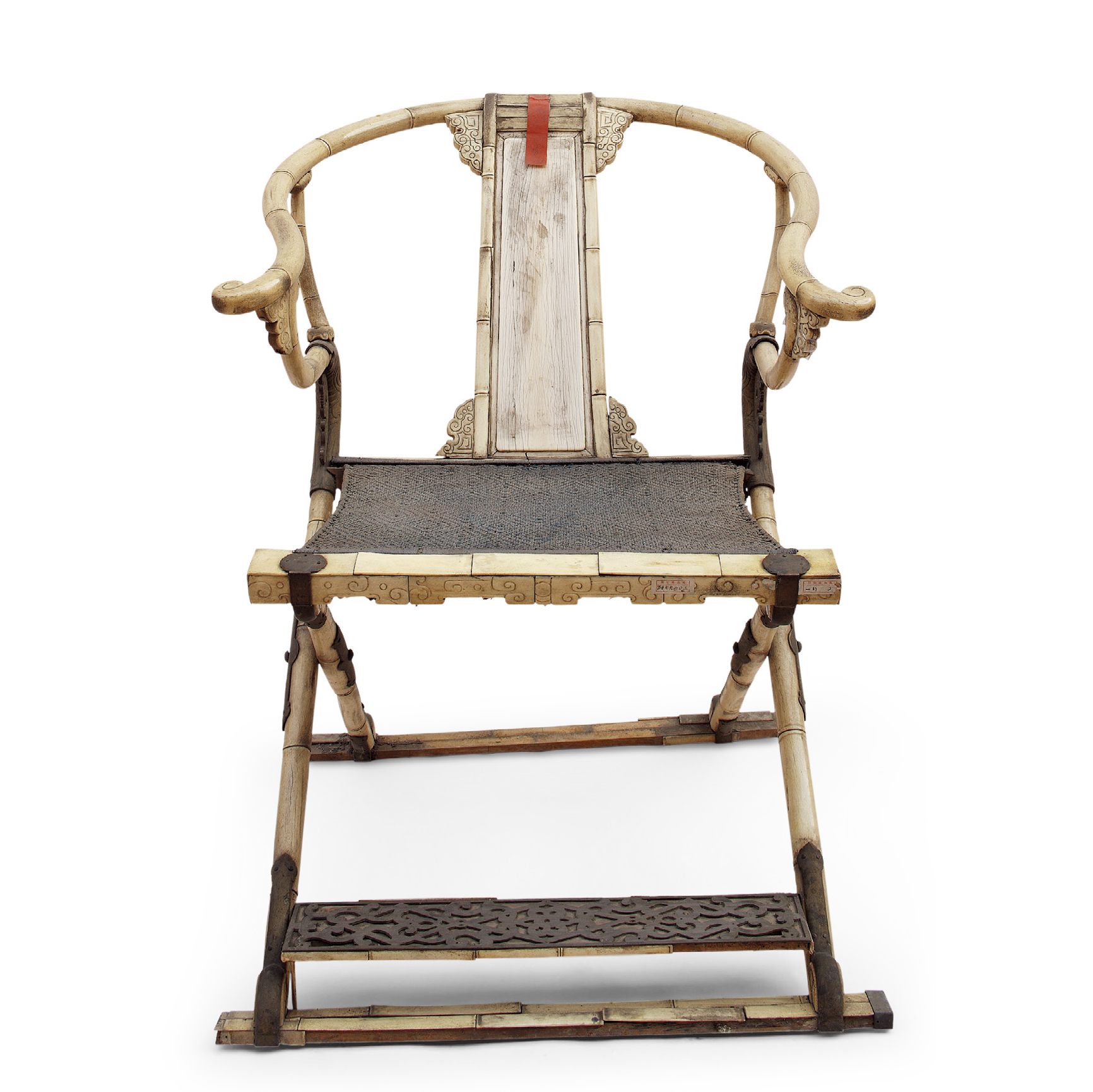 《载淳游艺怡情图》轴中,同治皇帝即坐于鹿角椅之上.