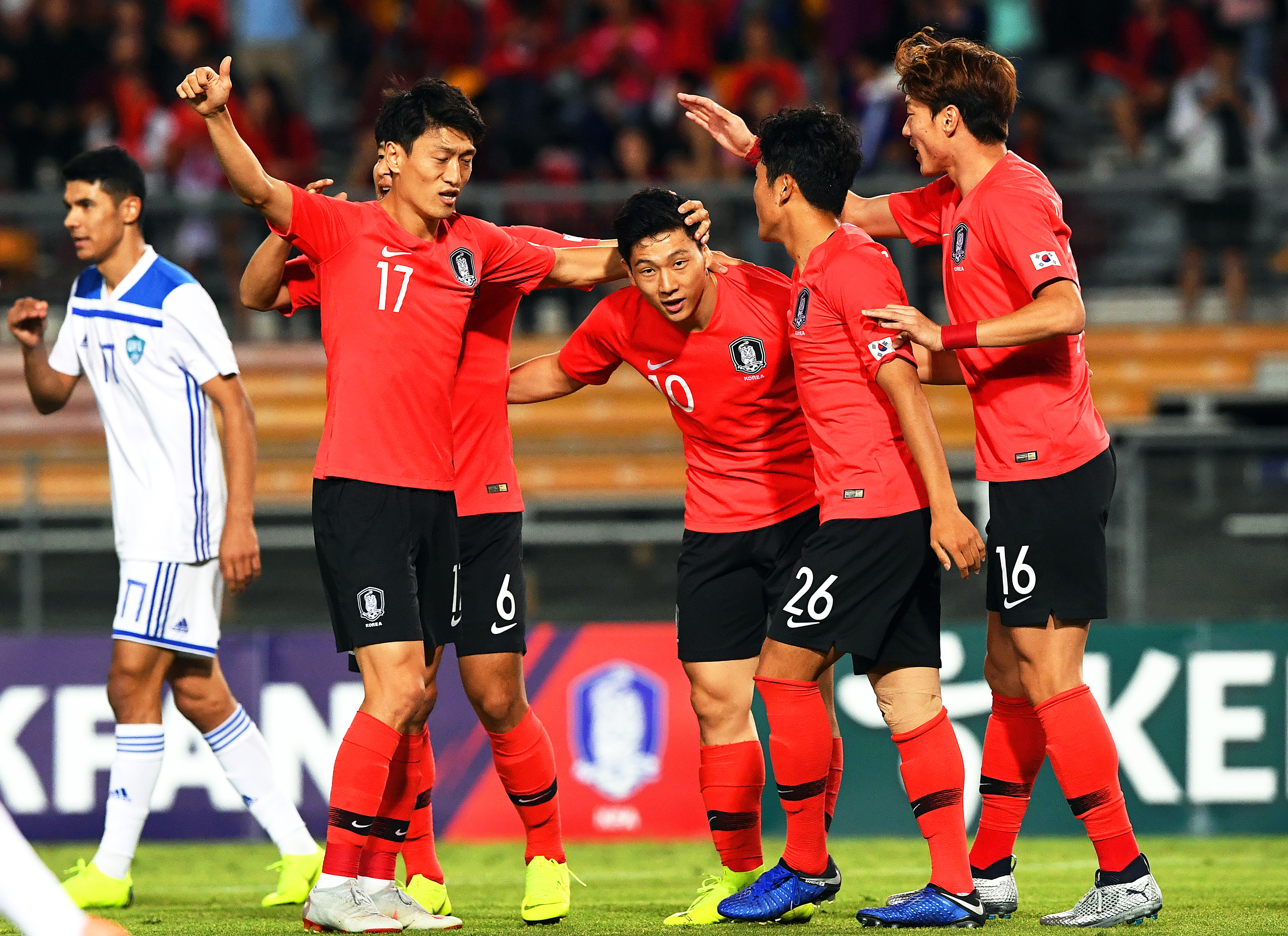 足球——友谊赛:韩国胜乌兹别克斯坦