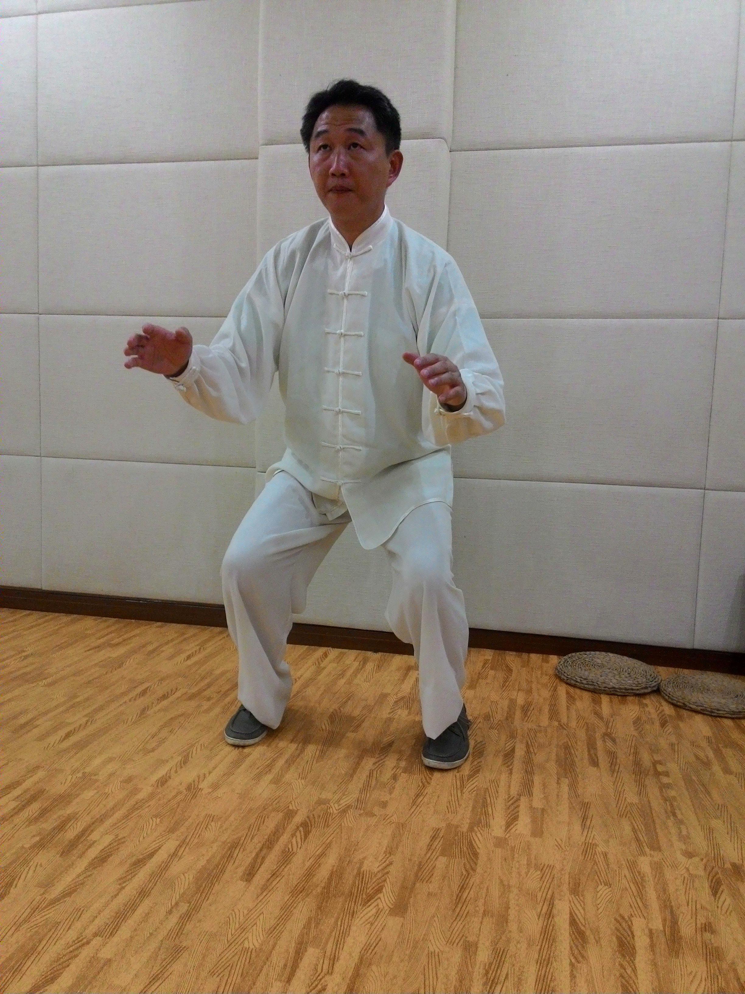 中国武术马步站桩让我们和颈椎病说拜拜!