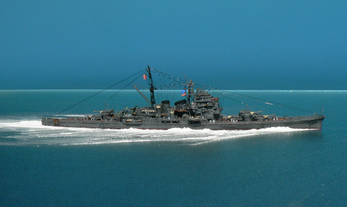 图为摩耶号重巡洋舰,排水量13350吨,最高航速34