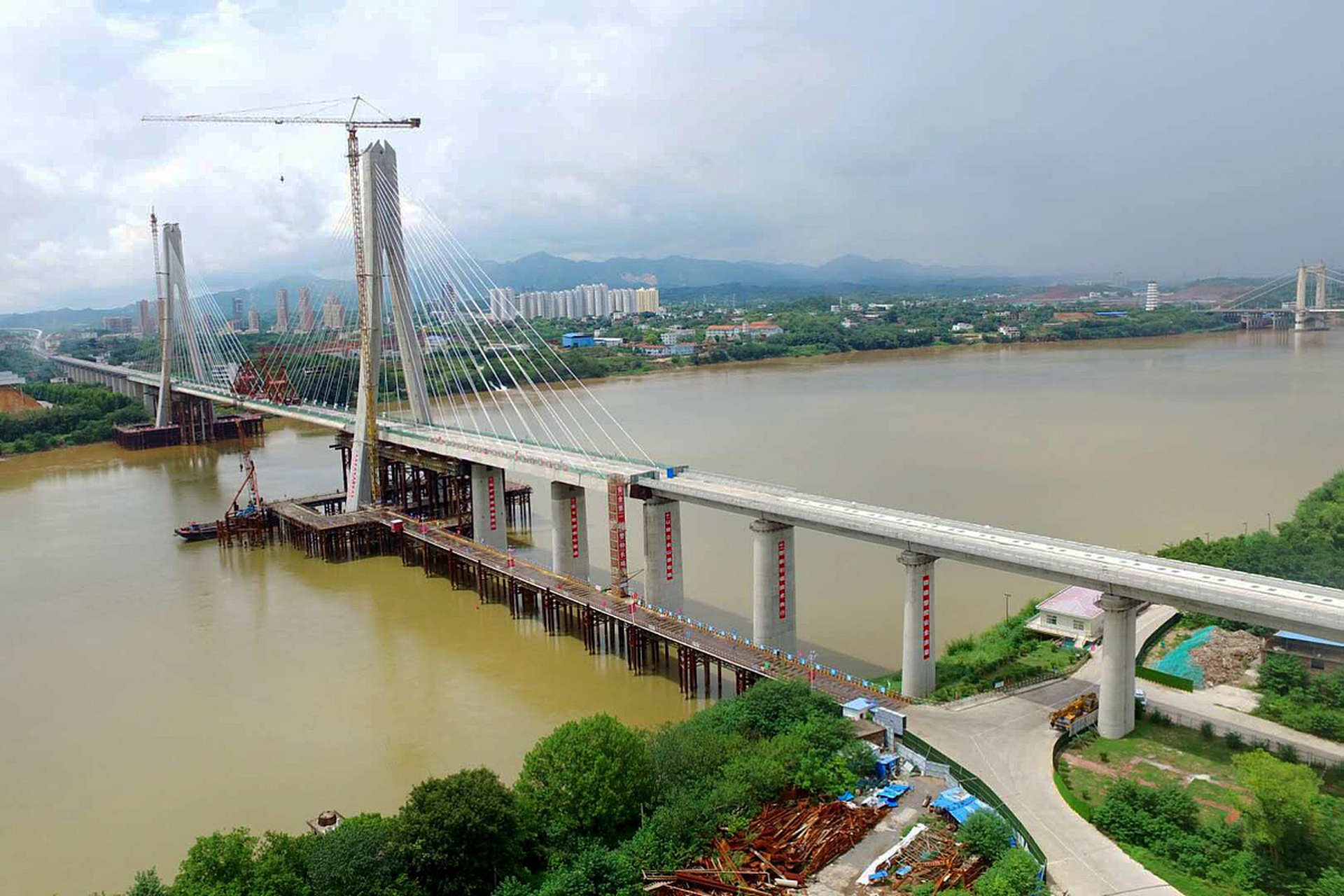 广湛铁路漠阳江特大桥(60 96 60米)连续梁边跨日前顺利合龙,标志着漠