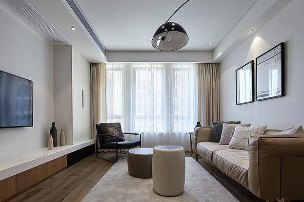 客厅茶色的布艺沙发柔和舒适简约的家具陈设是客厅显得宽敞明亮