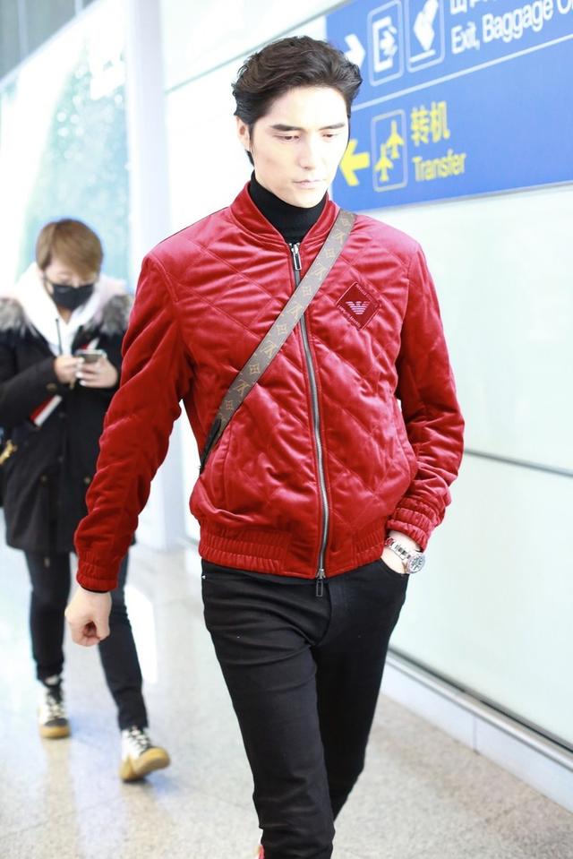 阿云嘎现身机场,穿拼色运动装帅气十足,身形高大有男人味
