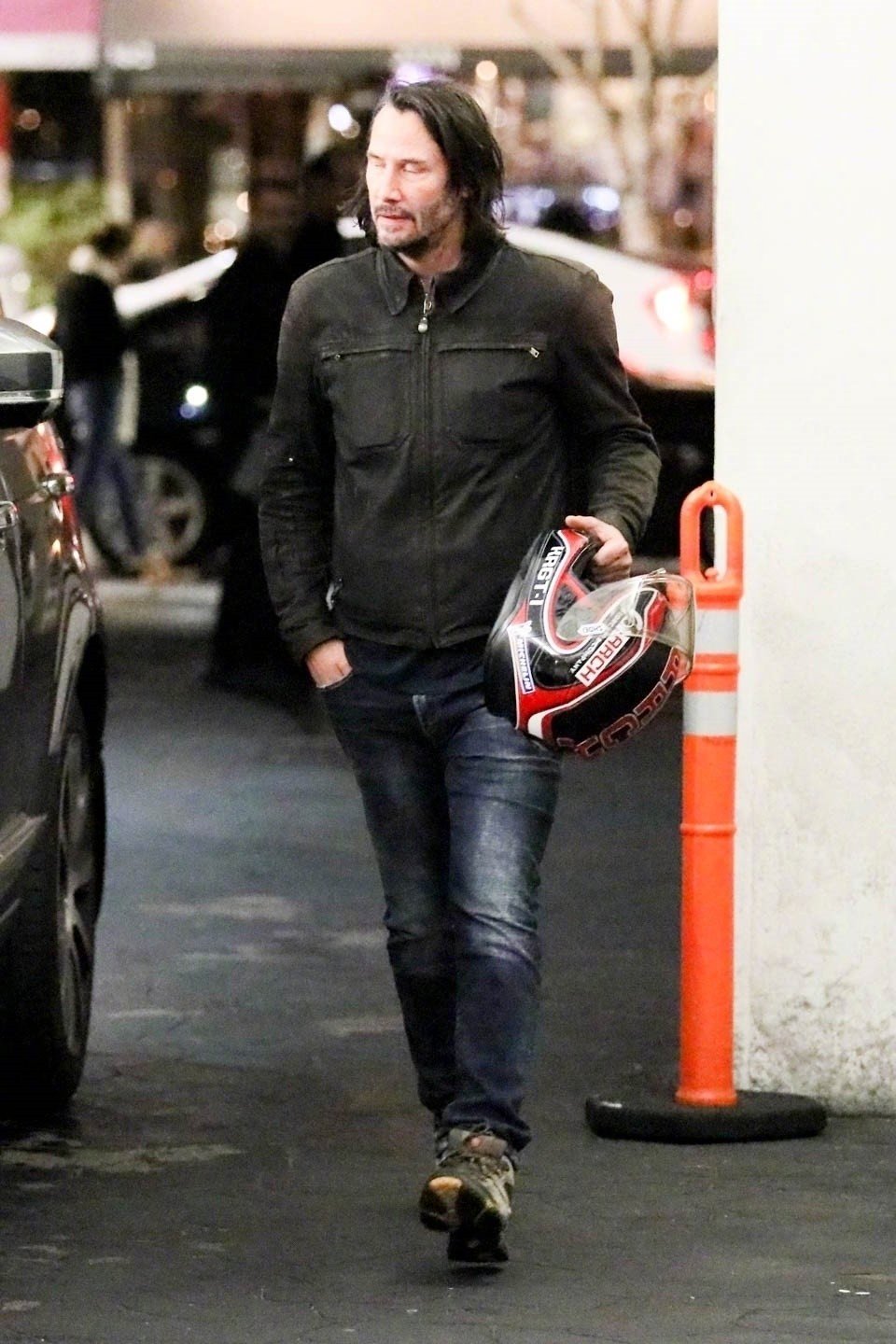 55岁帅大叔基努·里维斯出街玩摩托