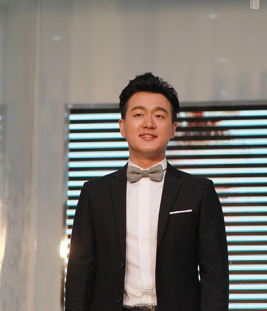 1985年,佟大为6岁,当警察的父亲在执行公务时,遭遇车祸成了植物人.